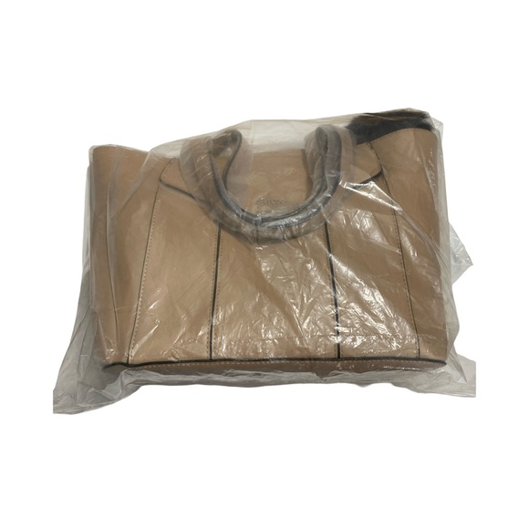 NWT Genuine Guess handbag with matching wallet and puff accessory - Picture 13 of 13